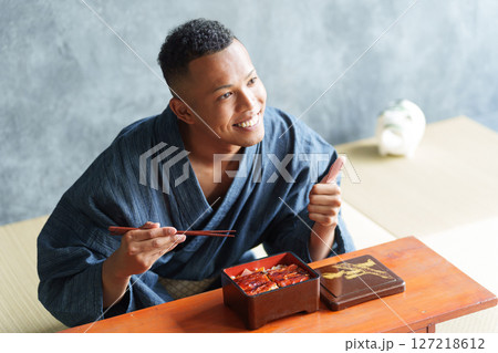 日本食を食べる外国人観光客 日本食を食べる外国人観光客 127218612