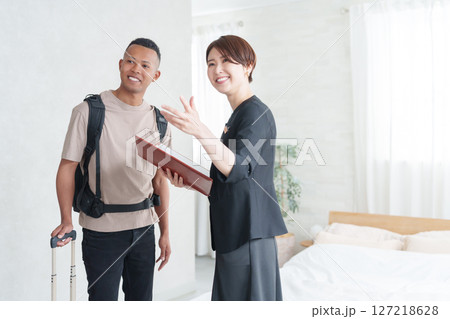 アジア人ホテルスタッフと外国人観光客 アジア人ホテルスタッフと外国人観光客 127218628