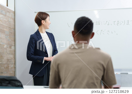 日本語学校の授業 127218629