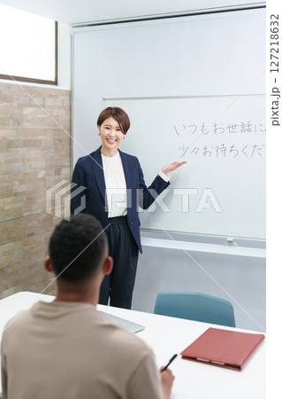 日本語学校の授業 127218632