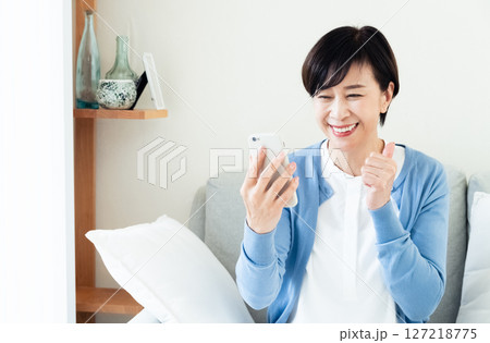 スマホでビデオ通話する中高年女性 127218775