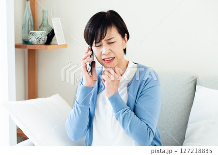 スマホで通話するミドル女性 127218835
