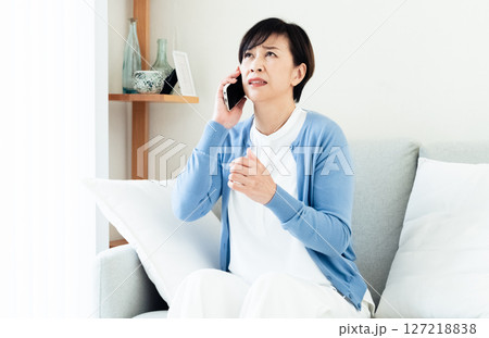 スマホで通話するミドル女性 スマホで通話するミドル女性 127218838