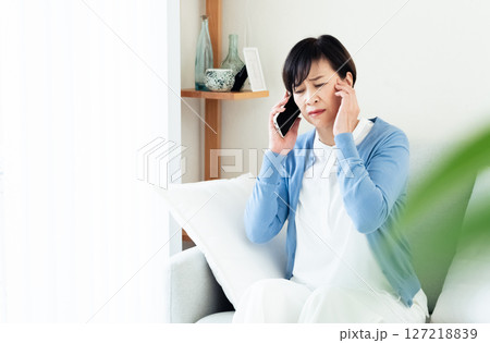 スマホで通話するミドル女性 127218839