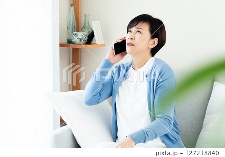 スマホで通話するミドル女性 127218840
