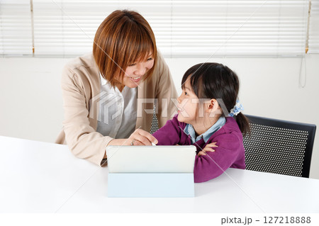 丁寧に優しく教える女性講師を信頼する子供 丁寧に優しく教える女性講師を信頼する子供 127218888