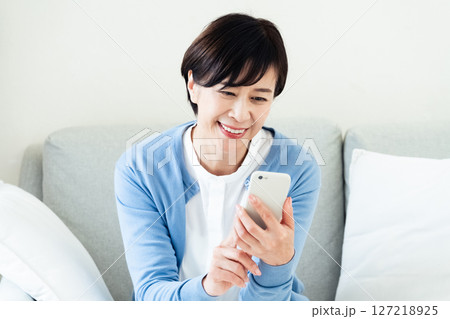 スマホを操作する中高年女性 スマホを操作する中高年女性 127218925