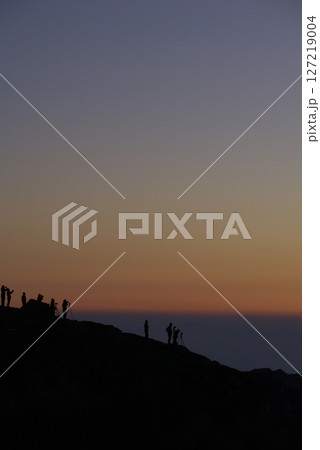 Climbers waiting the sunrise / 夜明けを待つ登山者 兼 カメラマンたち Climbers waiting the sunrise / 夜明けを待つ登山者 兼 カメラマンたち 127219004