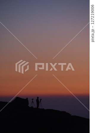 Climbers waiting the sunrise / 夜明けを待つ登山者 兼 カメラマンたち 127219006