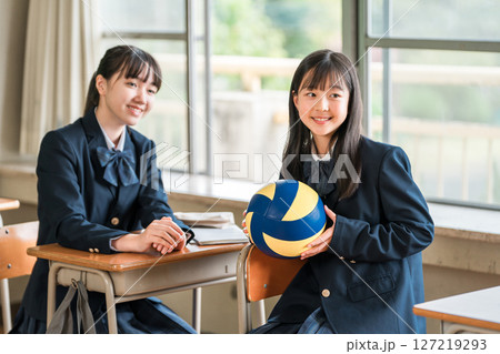 学校の教室で友達・クラスメイト・同級生と休憩時間に部活の話をする小学生・中学生・高校生 学校の教室で友達・クラスメイト・同級生と休憩時間に部活の話をする小学生・中学生・高校生 127219293