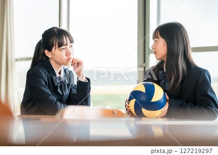 学校の教室で友達・クラスメイト・同級生と休憩時間に部活の話をする小学生・中学生・高校生 学校の教室で友達・クラスメイト・同級生と休憩時間に部活の話をする小学生・中学生・高校生 127219297