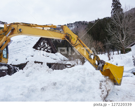 冬の日本の田舎の重機で除雪作業の風景 127220339