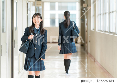 学校の廊下を歩く制服姿の小学生,中学生,高校生の女子生徒 学校の廊下を歩く制服姿の小学生,中学生,高校生の女子生徒 127220484