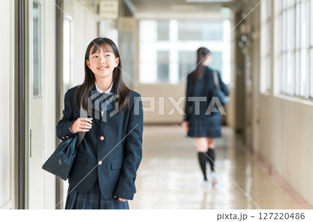 学校の廊下を歩く制服姿の小学生,中学生,高校生の女子生徒 学校の廊下を歩く制服姿の小学生,中学生,高校生の女子生徒 127220486