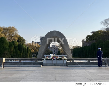 朝一礼をする警備員の後ろ姿　平和記念公園（広島） 127220560