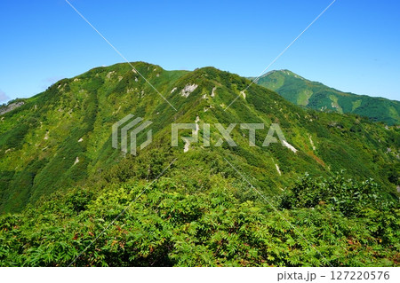 飯豊連峰の地蔵山付近からの三国岳と本山 127220576