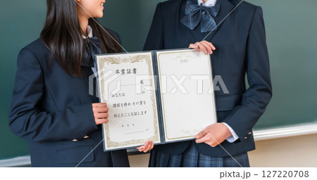 教室の黒板の前で卒業証書を持つ高校生・女子高生(卒業生・卒業式・卒業) 教室の黒板の前で卒業証書を持つ高校生・女子高生(卒業生・卒業式・卒業) 127220708