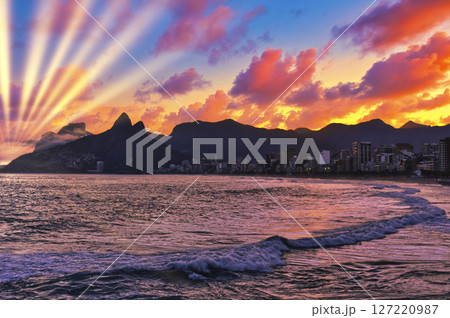 リオデジャネイロ湾の美しい夕景 127220987