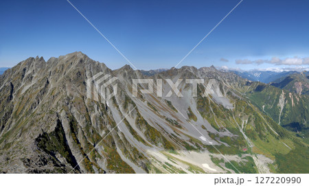 前穂高岳山頂から眺める涸沢越しの槍穂高縦走路・大キレットのワイドパノラマビュー(初秋の登山シーズン) 127220990