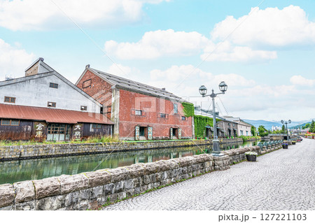 北海道小樽市　北海道屈指の人気観光地　初夏の小樽運河と倉庫群の景色 127221103