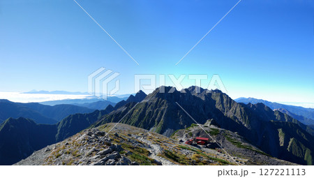 槍穂高縦走路 南岳の山頂から眺める南方向,盛夏の穂高連峰と大キレット(大切戸)の雄姿 槍穂高縦走路 南岳の山頂から眺める南方向,盛夏の穂高連峰と大キレット(大切戸)の雄姿 127221113