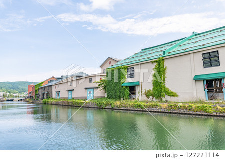 北海道小樽市　北海道屈指の人気観光地　初夏の小樽運河と倉庫群の景色 127221114