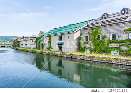 北海道小樽市 北海道屈指の人気観光地 初夏の小樽運河と倉庫群の景色 北海道小樽市 北海道屈指の人気観光地 初夏の小樽運河と倉庫群の景色 127221121
