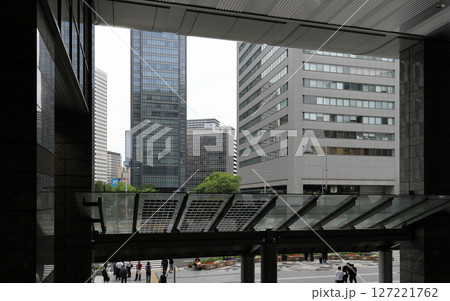 大阪駅南ゲート広場から見る大阪駅前(大阪第一生命ビルと梅田DTタワー) 大阪駅南ゲート広場から見る大阪駅前(大阪第一生命ビルと梅田DTタワー) 127221762