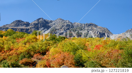 Kamikochi Karasawa in autumn 紅葉見ごろの涸沢カールから見上げる穂高連峰 127221819