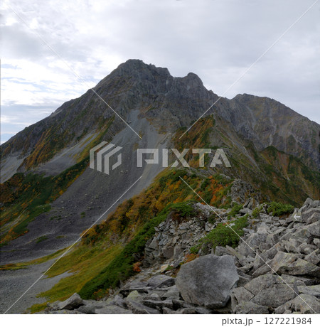 早朝の槍穂高縦走路・大キレット(大切戸) 南岳の山頂から眺める初秋の穂高連峰と大キレット,コル鞍部 早朝の槍穂高縦走路・大キレット(大切戸) 南岳の山頂から眺める初秋の穂高連峰と大キレット,コル鞍部 127221984
