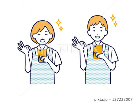 スマホを持ってOKサインをするエプロンを着た男女のイラスト 127222007