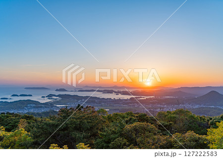 (長崎県)弓張岳展望台から眺める佐世保・九十九島 夕景 (長崎県)弓張岳展望台から眺める佐世保・九十九島 夕景 127222583
