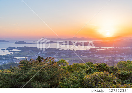 (長崎県)弓張岳展望台から眺める佐世保・九十九島 夕景 (長崎県)弓張岳展望台から眺める佐世保・九十九島 夕景 127222584