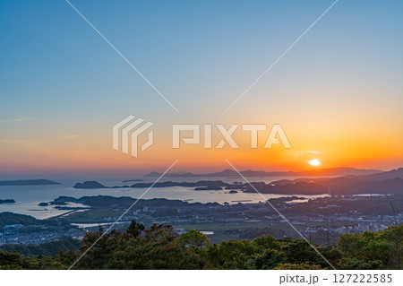 (長崎県)弓張岳展望台から眺める佐世保・九十九島 夕景 (長崎県)弓張岳展望台から眺める佐世保・九十九島 夕景 127222585