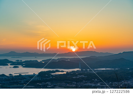 (長崎県)弓張岳展望台から眺める佐世保・九十九島 夕景 (長崎県)弓張岳展望台から眺める佐世保・九十九島 夕景 127222586