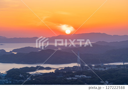 （長崎県）弓張岳展望台から眺める佐世保・九十九島　夕景 127222588