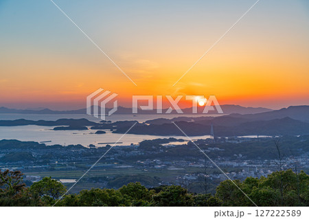 （長崎県）弓張岳展望台から眺める佐世保・九十九島　夕景 127222589