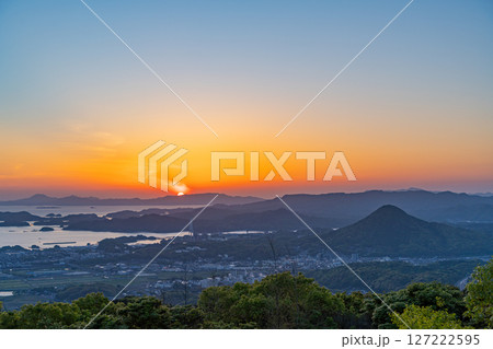 （長崎県）弓張岳展望台から眺める佐世保・九十九島　夕景 127222595