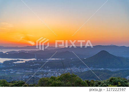 （長崎県）弓張岳展望台から眺める佐世保・九十九島　夕景 127222597