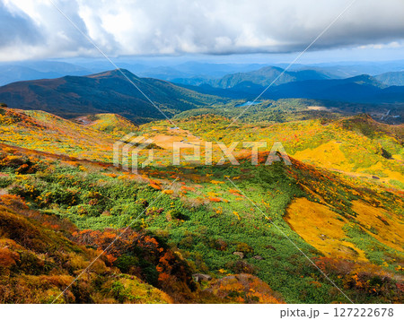 秋の栗駒山登山(栗駒山~秣岳:須川湖・秣岳方面の眺め) 秋の栗駒山登山(栗駒山~秣岳:須川湖・秣岳方面の眺め) 127222678