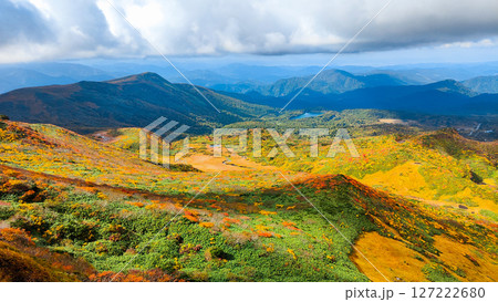 秋の栗駒山登山(栗駒山~秣岳:須川湖・秣岳方面の眺め) 秋の栗駒山登山(栗駒山~秣岳:須川湖・秣岳方面の眺め) 127222680