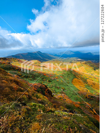 秋の栗駒山登山(栗駒山~秣岳:須川湖・秣岳方面の眺め) 秋の栗駒山登山(栗駒山~秣岳:須川湖・秣岳方面の眺め) 127222684