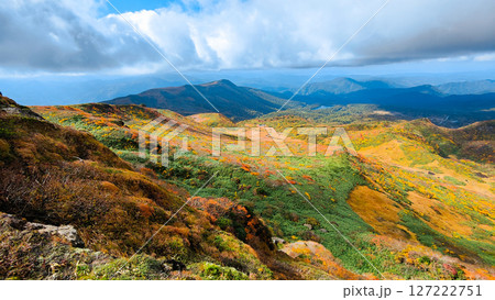 秋の栗駒山登山(栗駒山~秣岳:須川湖・秣岳方面の眺め) 秋の栗駒山登山(栗駒山~秣岳:須川湖・秣岳方面の眺め) 127222751