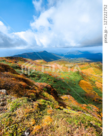 秋の栗駒山登山（栗駒山～秣岳：須川湖・秣岳方面の眺め） 127222752