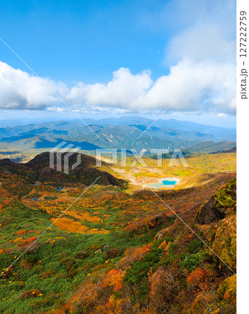 秋の栗駒山登山（栗駒山～秣岳：昭和湖・剣岳方面の眺め） 127222759