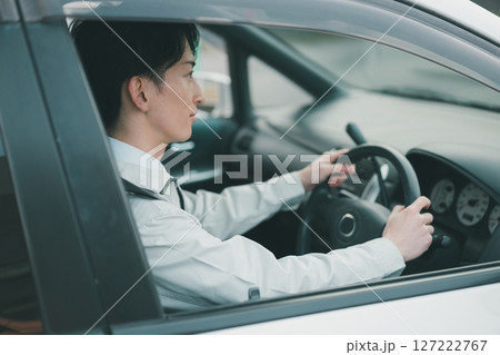 作業着の男性が車移動する 127222767