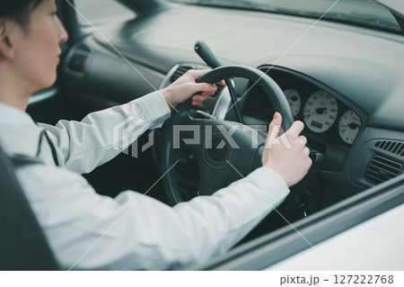 作業着の男性が車移動する 作業着の男性が車移動する 127222768