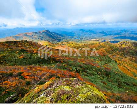 秋の栗駒山登山（栗駒山～秣岳：須川湖・秣岳方面の眺め） 127222832