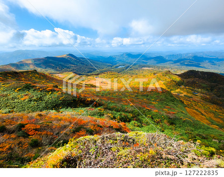 秋の栗駒山登山（栗駒山～秣岳：須川湖・秣岳方面の眺め） 127222835