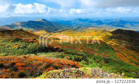 秋の栗駒山登山（栗駒山～秣岳：須川湖・秣岳方面の眺め） 127222836
